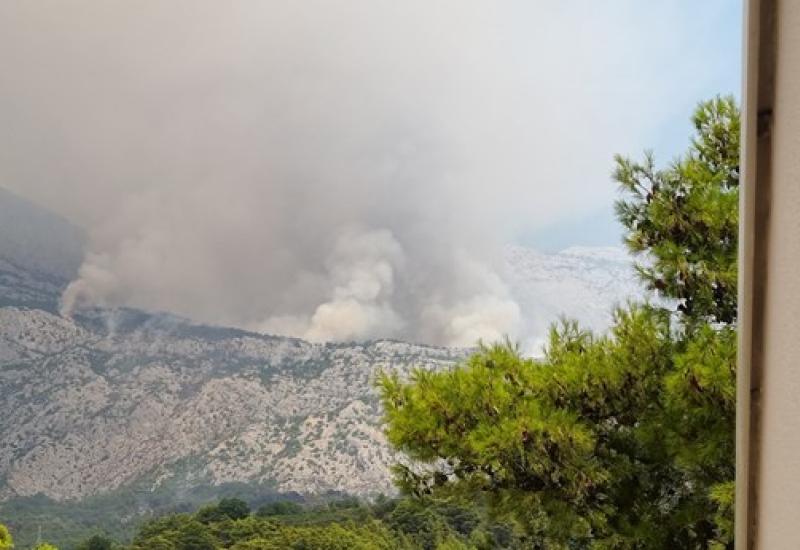 Dim na Biokovu - Razbuktao se požar kod Skradina, izbio novi požar kod Šibenika, gori i Biokovo